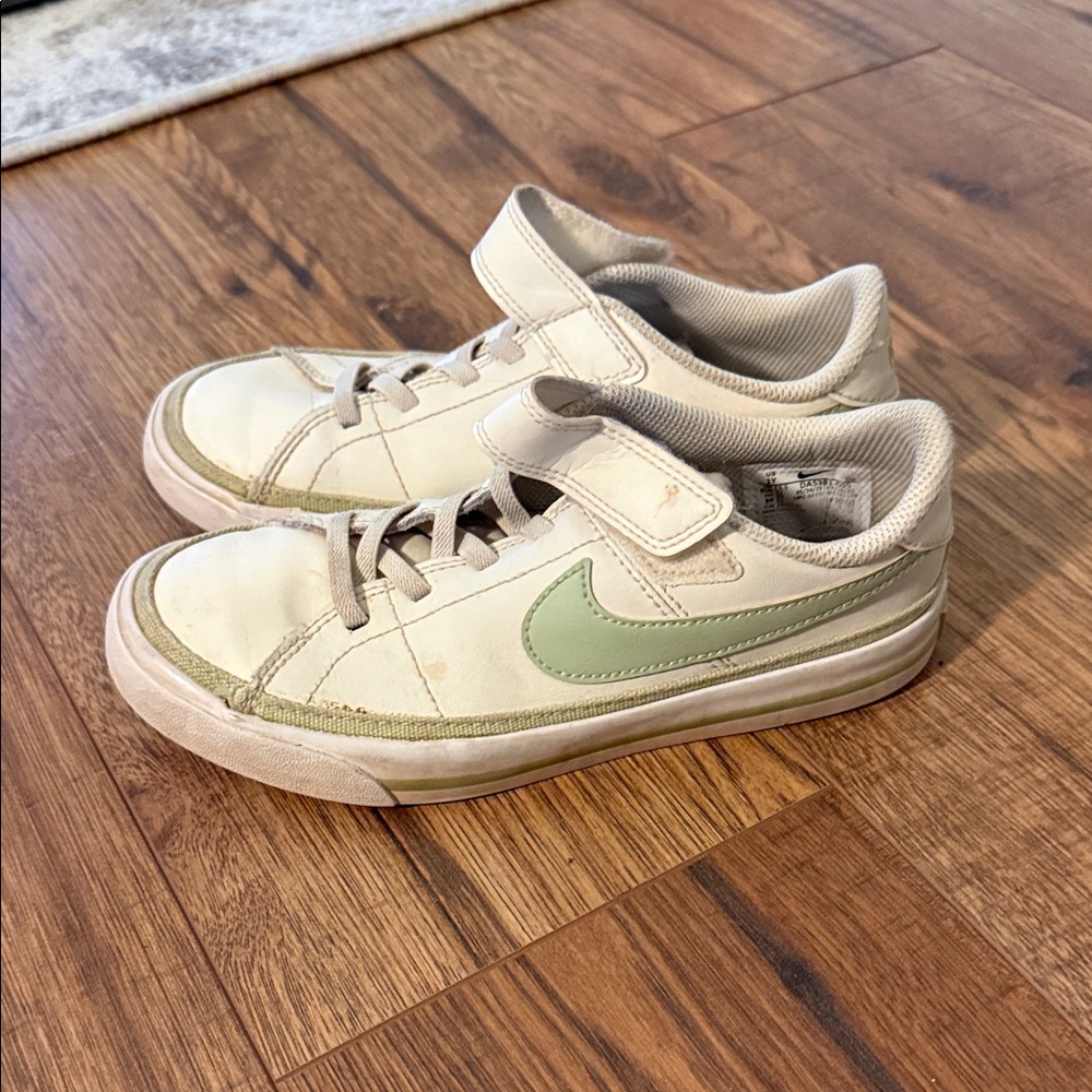 Nike Kids Sneakers in Cream and Light Green